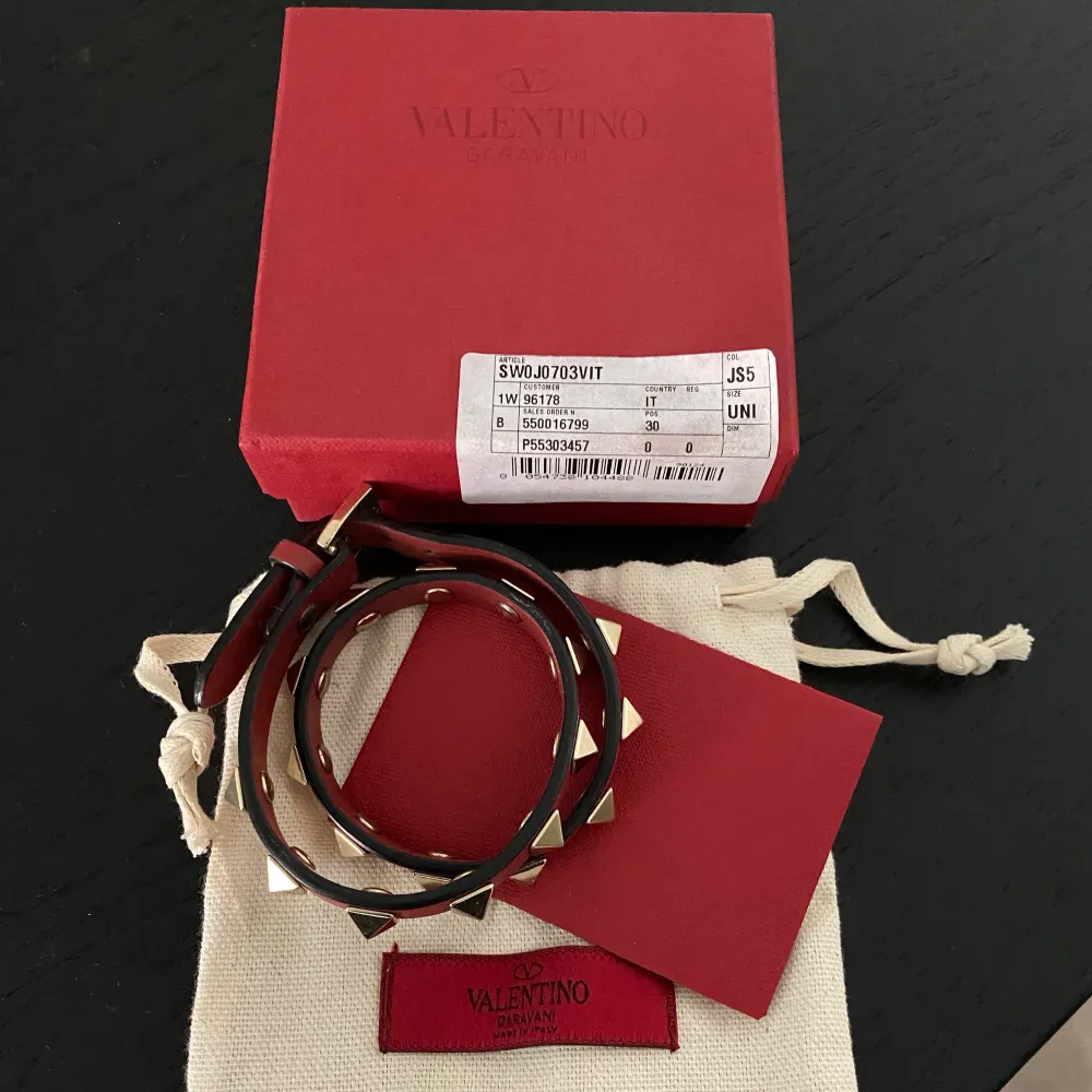 Super coolt valentino armband! Armbandet är dubbelt vilket gör det ännu coolare!! Allting ingår och den är väldigt sparsamt använd, inga defekter alls!❤️❤️ nypris är cirka 2900kr. Accessoarer.