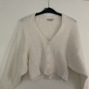 Vit kofta med knappar - Plagget är i bra skick som går utmärkt att slänga på sig som en kofta, tröjan har används flera gånger men är i ett utmärkt skick. 