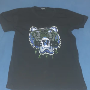 kenzo t-shirt - Bra skick använd några gånger längesedan. Pris kan diskuteras. nyskick storlek M passar L