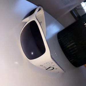 Fake dior solglasögon - Tecken på användning finns (syns på bild nmr 3) Går att mötas upp om du bor på söder!🥰
