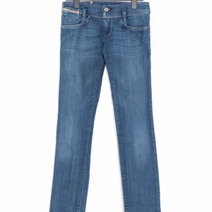 Diesel jeans - Super snygga Lågmodjade straight jeans från diesel! Köpa secund hand men är som nya, säljer så de inte passade mig tyvärr💕 TRYCK INTE PÅ KÖP DIREKT 