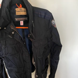Parajumper windbreaker  - Säljer nu min PJ vindjacka då jag inte har användning utav den längre. Storlek XS men passar mig som i vanligtfall har S. Köpte jackan på plick för 5 månader sen. Priset kan diskuteras vid snabb affär🤎 Köparen står för frakt! Skriv för fler bilder🤎