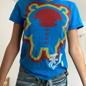 fin tshirt - sur nalle och tecken på ett språk jag inte kan fina färger använd typ två gånger