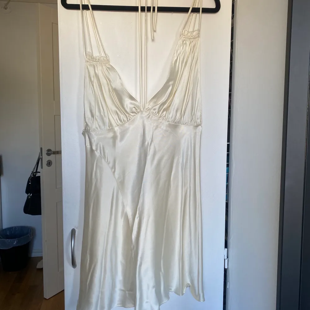 Säljer nu denna superfina klänning från zara då den inte kommit till användning. Den är helt oanvänd med periskopen kvar! 🌟 köparen står för frakt. . Klänningar.