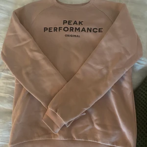 Peak tröja  - Säljer nu mina peak tröjor som inte har kommit till andvändning! Bekväm och bra passform! Ljus rosa färg i storlek 170. Original pris 550kr💕🌷💓