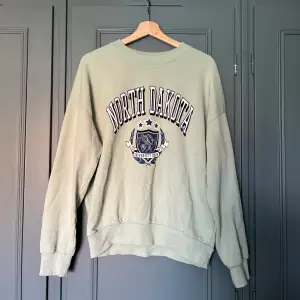 Sweatshirt tröja från Gina tricot, ljus grön. Inga anmärkningar. Storlek m, passar även mindre storlekar som oversize. 80kr+ frakt 60kr🌸