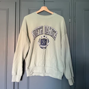 Sweatshirt  - Sweatshirt tröja från Gina tricot, ljus grön. Inga anmärkningar. Storlek m, passar även mindre storlekar som oversize. 80kr+ frakt 60kr🌸