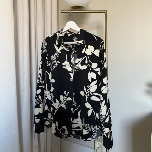 Skjorta  - Skjorta från hm. Storlek 34, passar även s pga lite större i storlek Använd en gång, inga anmärkningar. 99kr +frakt🌸