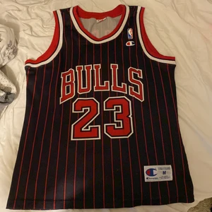 NBA, Michael Jordan, Bulls basket linne  - MJ bulls linne som jag ärvt av farsan från när han var ung, linnet är köpt i deras egna butik i bulls arenan, han köpte den 1994 för 2800 kr. Den är i väldigt bra kvalitet o väldigt snygg.