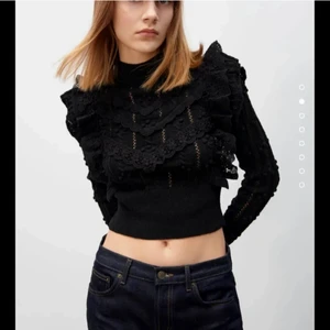 Zara tröja svart  - Hej säljer min nästan helt oanvända zara tröja i storlek s. Men passar mig som e en xs. Nypriset var 400 kr säljer för 250+ frakt alltså totalt ca 300 kr 💓💓 