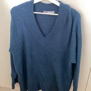 En blå jättefin v-ringad stickad tröja från Zara. Lite större i storleken, men jätteskön. Säljer pågrund av att jag inte använder den.💙