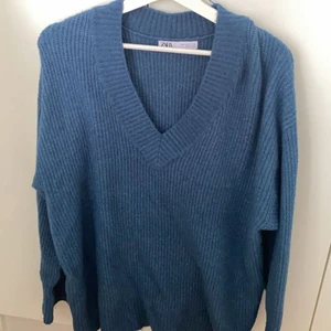 Blå stickad tröja - En blå jättefin v-ringad stickad tröja från Zara. Lite större i storleken, men jätteskön. Säljer pågrund av att jag inte använder den.💙