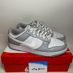 Nike dunk low two tone Grey  - Nike dunk low two tone Grey  - skick 6/10 , perfekta beaters. - storlek 46  - pris 1199kr exklusive frakt   Kontakta innan vid köp!!  Mvh PlugYstad 