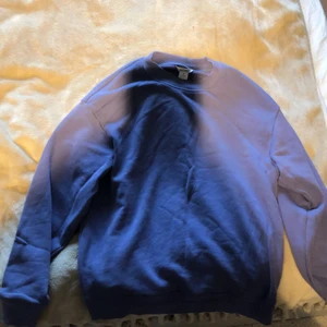 Ni står för frakten💗 - Det här är en tjocktröja från Monkl. Jag köpte den för ungefär 1år sedan men har inte använt den så mycket. Den här tjocktröjan är perfekt för vintern eftersom att den är varm.