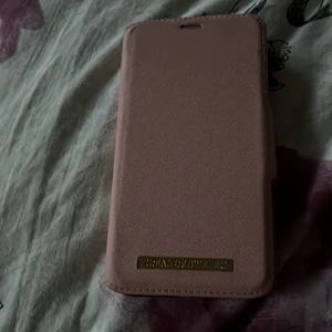 Magnetskal och kortfodral iPhone 11  - Magnetskal svart och rosa kortfodral från ideal of Sweden. Skal använt skick och fodralet är i nyskick. 