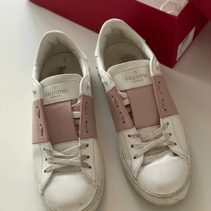 Valentino Rock Stud stl 37 - Snygga poppis skor fr Valentino Garavani  Rockstud Vita med rosa klassiska bandet Stl 37 Fräscha Nypris ca: 6000:-