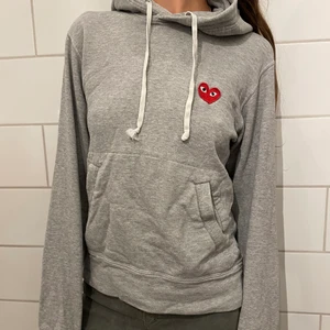 Commes des garcons hoodie - CDG Play Hoodie köpt för typ 2000/2500kr. Superfin och i grymt skick, passar XS. 
