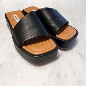 Svarta plattformsandaler från NA-KD - Svarta plattformsandaler från NA-KD. Perfekt skick.  