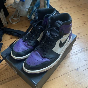 Jordan 1 court purple  - Slitna, men inga hål, större skador