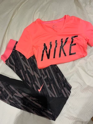 Träningskläder  - Från Nike. Helt i nycksick. Säljs tillsammans elr styckvis. Stl S i båda. 100kr st 
