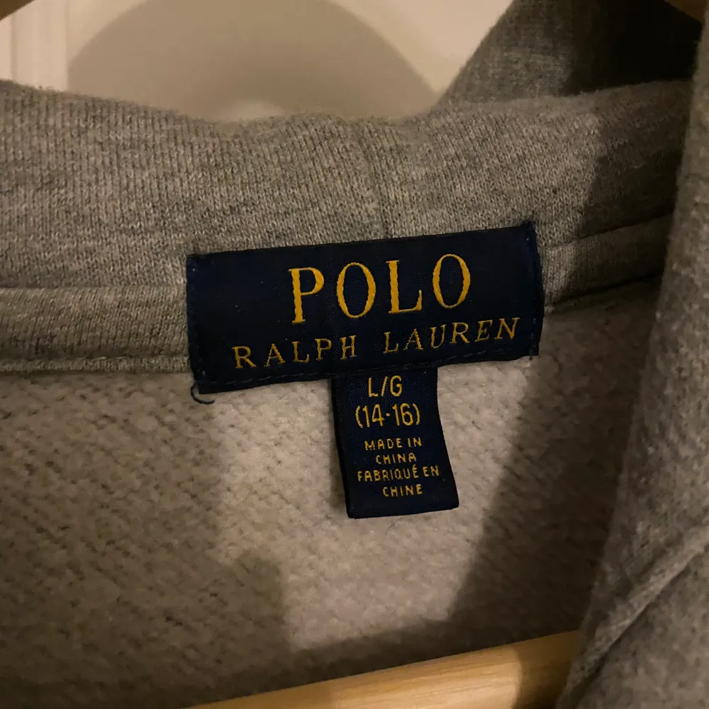 Säljer denna hoodie pga växt ut den, den är inte använd så mycket, köpt i somras. Storlek 14-16 år. Har en liten fläck, men viker man in mudden så fläckfri. . Hoodies.