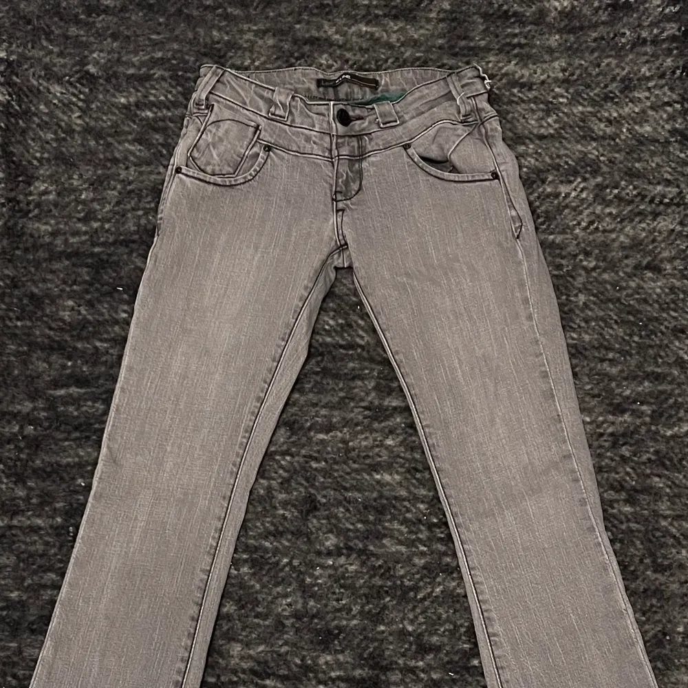 Lågmidjade Jeans från Lee x line, köpta secondhand, köparen står för frakten . Jeans & Byxor.