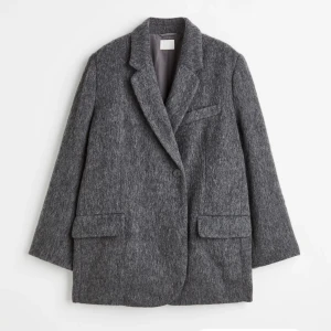 Dubbelknäppt kavaj/jacka - Säljer nu även min kavaj från H&M som även funkar som jacka! Strl. S men stor i storleken, därför aldrig använd och prislappen sitter kvar!  Jackan är slutsåld överallt!🥰 hör av er vid frågor eller fler bilder!