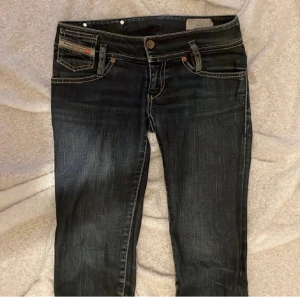 Diesel Low waist jeans - Helt otroligt snygga diesel jeans som är i modellen straight och Low waist! Super bra skick (NYSKICK) absolut inga skador! Skriv privat eller buda vid intresse ! Betalning via Swish och postbevis medföljer 