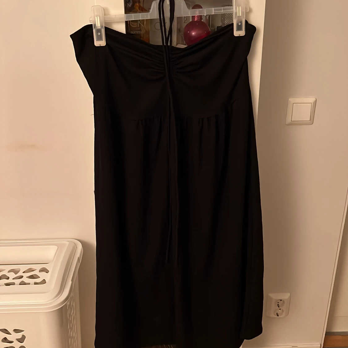 Medllång svart klänning 