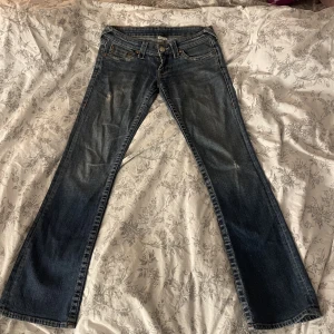 true religion jeans - säljer dessa skit snygga lågmidjade true religion jeansen. dom är straight/bootcut och passar bra på mig som är 170❤️