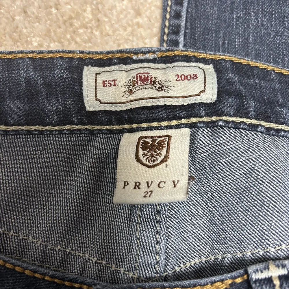 Dessa jeans är köpte här på Plick men de var tyvärr lite för små för mig. Jeansen är som nya🫶🏻Midjemått 82cm och innerben 80cm❤️. Jeans & Byxor.