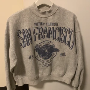 Tröja från Bershka - Collegetröja från Bershka i storlek S. Välanvänd men i fint skick!💘 