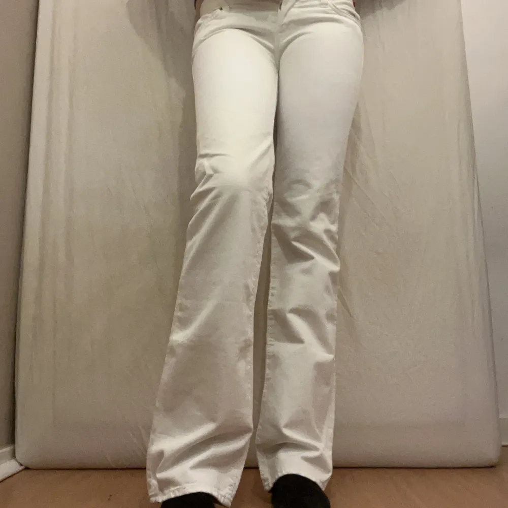 SKRIV FÖR FLER BILDER ❤️Vita Jeans med vita detaljer och prislapp kvar från Evisu (European Edition). Nyskick. Lågmidjade och utsvängda. obs: ungefärliga mått: Midjemått: 83cm. Innerbenslängd: 84cm. Grenhöjd: 19cm. . Jeans & Byxor.