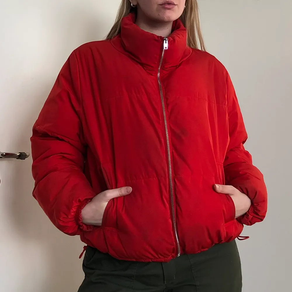 Snygg röd kort pufferjacka / dunjacka (ej äkta dun!) från H&M. Köpt för att vara oversized. Den har tyvärr fått lite märke på ärmen, men det syns inte mycket när den är på. Men därför är priset lågt xx  💥FÅ 50% AV 1 VARA OM DU KÖPER 2!💥. Jackor.