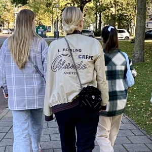 Varsity jacka - Säljer en varsity jacka i strl M. Så snygg och unik. Köpare står för frakt♥️