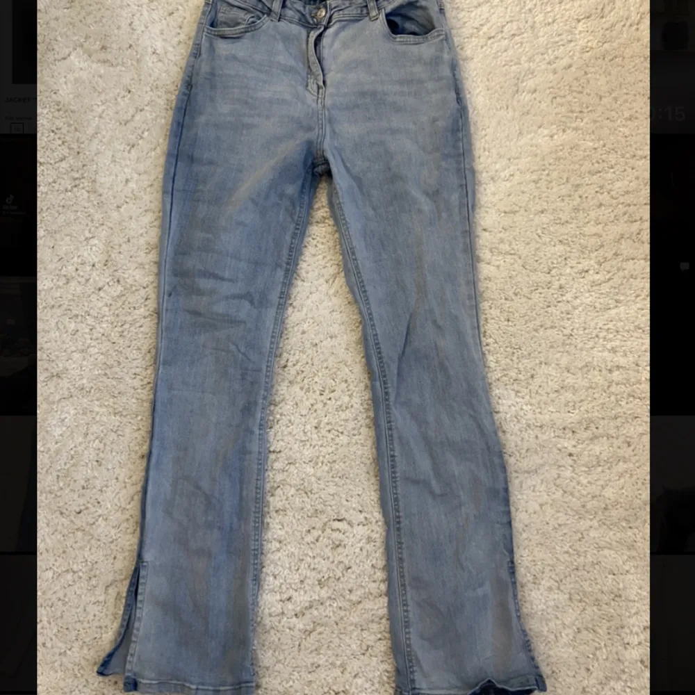 Ljusa Bootcut jeans som är lite öppen längst nere vid benen. Nyskick, från madlady. 200kr💕strl 38. Jeans & Byxor.