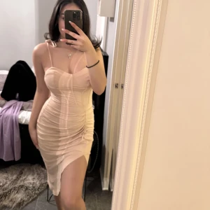 Ljusrosa/beige klänning - Aldrig använts! Är väldigt fin på och har storlek Xs 