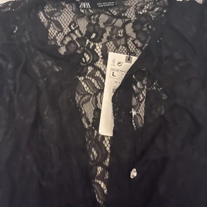 Klänning - Klänning från zara oanvänd prislappen kvar, storlek L men passar mig som är ca 158 🥰köpt för 500, skriv för fler bilder 