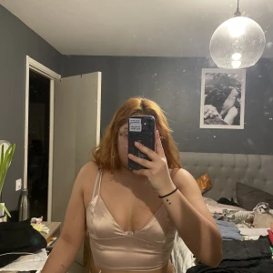 Babyrosa topp - Babyrosa topp med v-ringning som glimmrar från H&M. Storlek 34 men passar även 36.