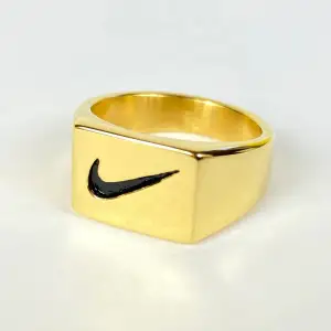 Säljer denna jätte coola Nike ringen. Köptes för 500, pris kan diskuteras. Köpare står för frakten.📦 💕💕💕🫶🏻