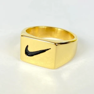 Nike ring Guld - Säljer denna jätte coola Nike ringen. Köptes för 500, pris kan diskuteras. Köpare står för frakten.📦 💕💕💕🫶🏻