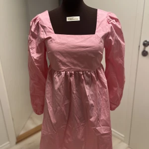 Rosa klänning  - En jättesöt rosa klänning med rosett där bak som tyvärr är för stor för mig :/