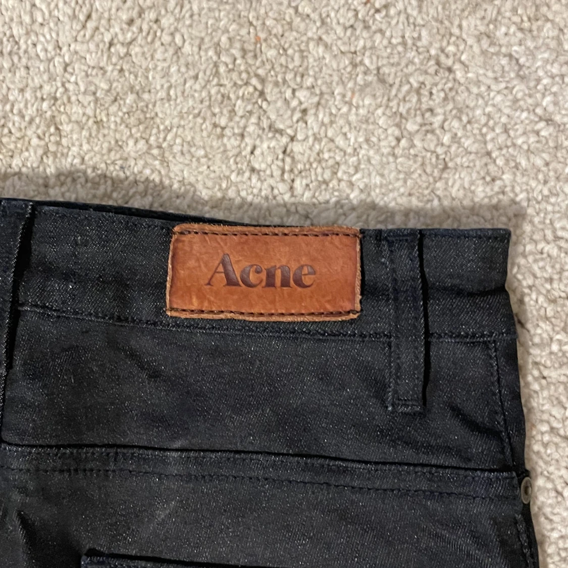 Mörkblå acne shorts