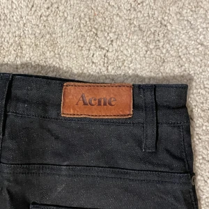 Mörkblå acne shorts  - Supersnygga shorts från acne. Bra skick 💛💛 supersnygga till strumpbyxor nu i hösten eller bara som dem är till sommaren ❤️ 
