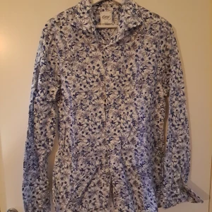 Oscar of Sweden skjorta  - Blå blommig skjorta från Oscar of Sweden.  Slimfit stl L/42 