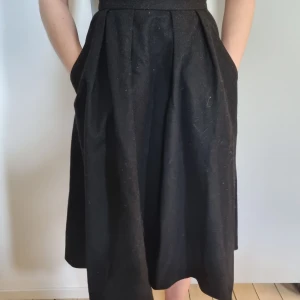 Ullkjol - Fin ullkjol i storlek 36. Knappt använd då jag sällan bär kjol. Har fickor och öglor för skärp. 