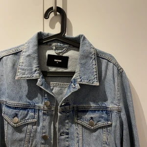 Jeansjacka  - Jeansjacka från BikBok i storlek M. Lätt oversized. Använd men i gott skick. Köparen står för frakt🥰