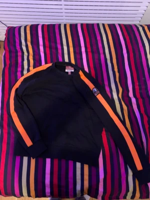 Para jumper tröja - Para jumper tröja som är i storlek xl som har krympt till storlek L. Tröjan är äkta. Limiterad tröja.