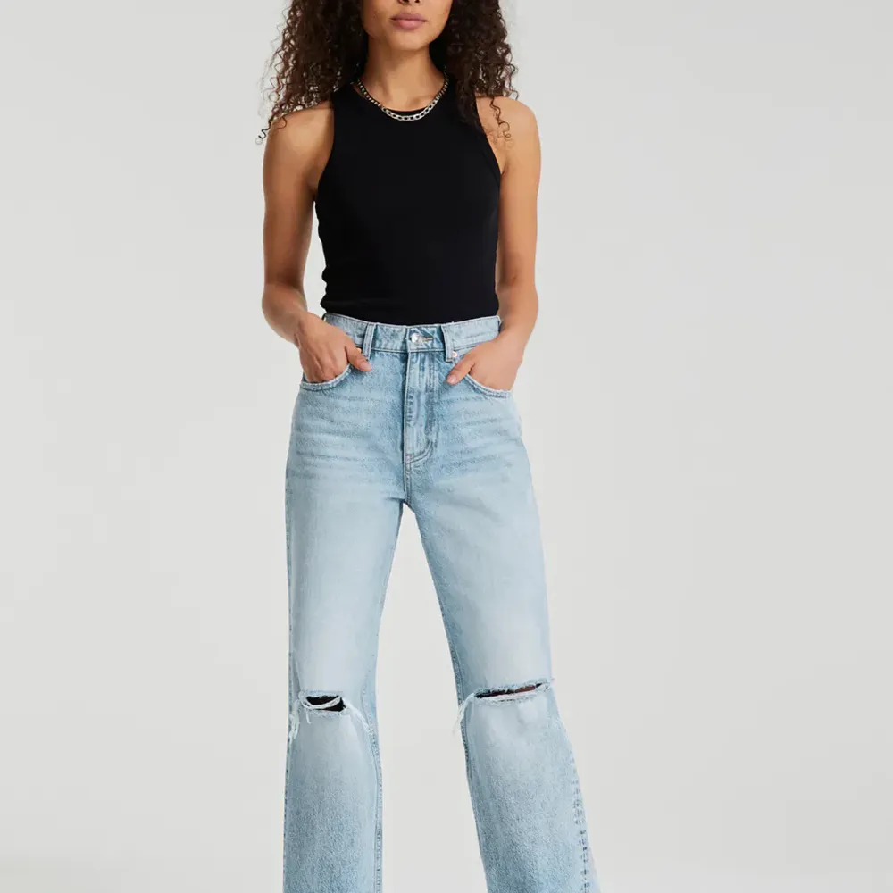 Ljusblåa jeans från Gina tricot i bra skick. Säljer då dom är för korta och för små i midjan för mig . Jeans & Byxor.