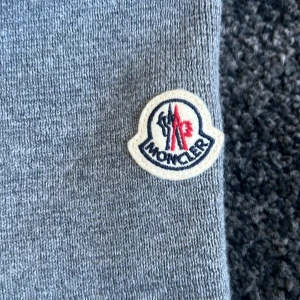 Moncler Grey Cardigan  - Väldigt sparsamt perfekt för vår och kalla sommar dagar in köpt för 7000kr på mk, kan gå ner för snabb affär 
